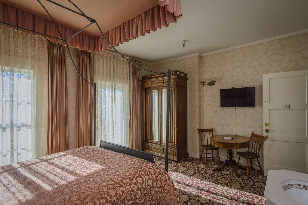 Mendocino Hotel & Garden Room photo